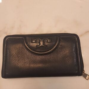 EUC Tory Burch Black Pebbled Leather Zip Around Gold Hardware Wallet